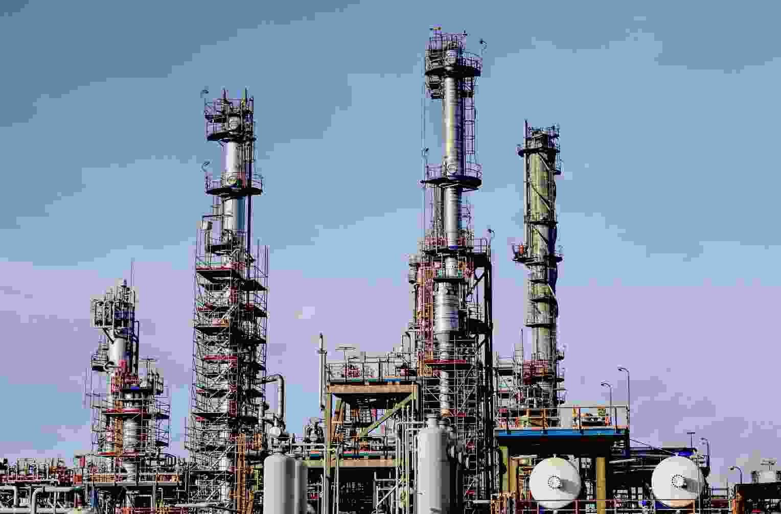 https://www.freepik.com/free-photo/modern-factory-industrial-zone-blue-sky_8857892.htm#query=oil%20refinery&position=2&from_view=search&track=ais